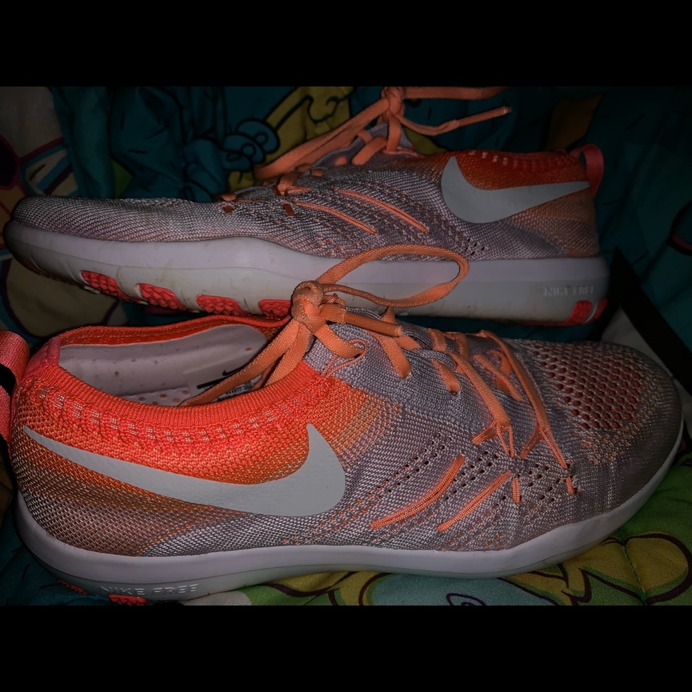 Women’s size 7 NIKE running shoes - Picture 3 of 4